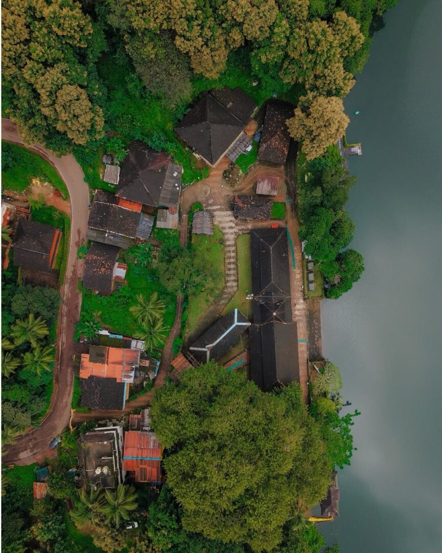 Serenity meets spirituality - Dhamapur Lake Temple 🛕 Bhagwati Temple, Malvan - TripadvisorThe m